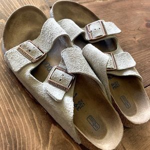 Light brown Birkenstock’s